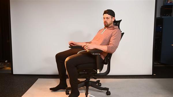 TX 4060塞进电竞椅：一根线即可运行开元棋牌这椅子不简单！9800X3D+R(图7)