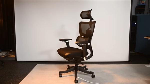 TX 4060塞进电竞椅：一根线即可运行开元棋牌这椅子不简单！9800X3D+R(图8)